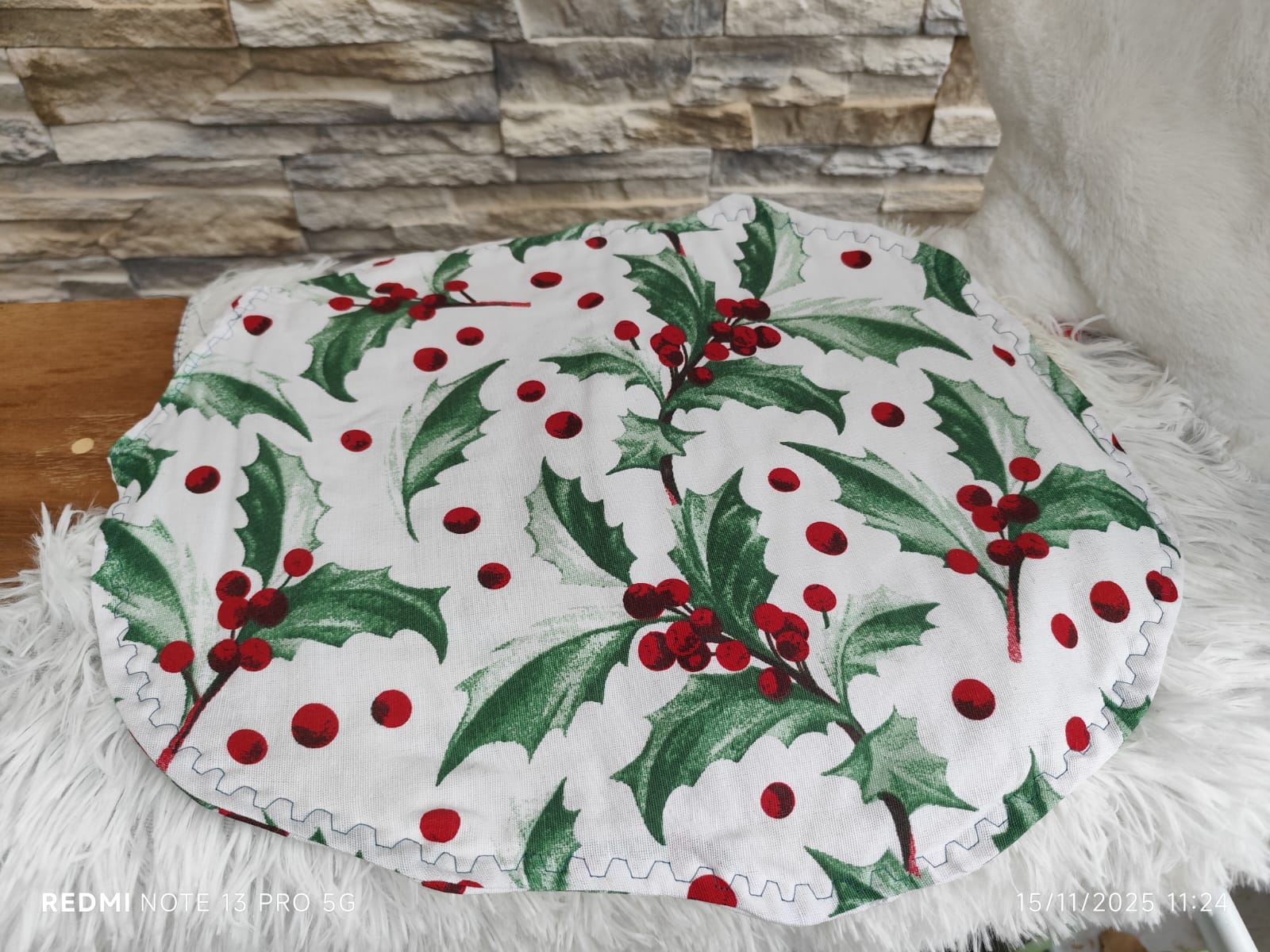 set de table rond – motif houx & baies rouges set de table rond – motif houx & baies rouges